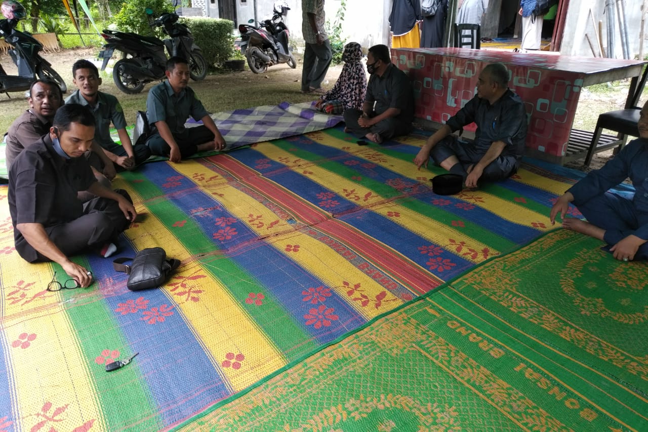 Keluarga Besar MS Lhoksukon Takziah Ke Rumah Duka Panitera & Kasir