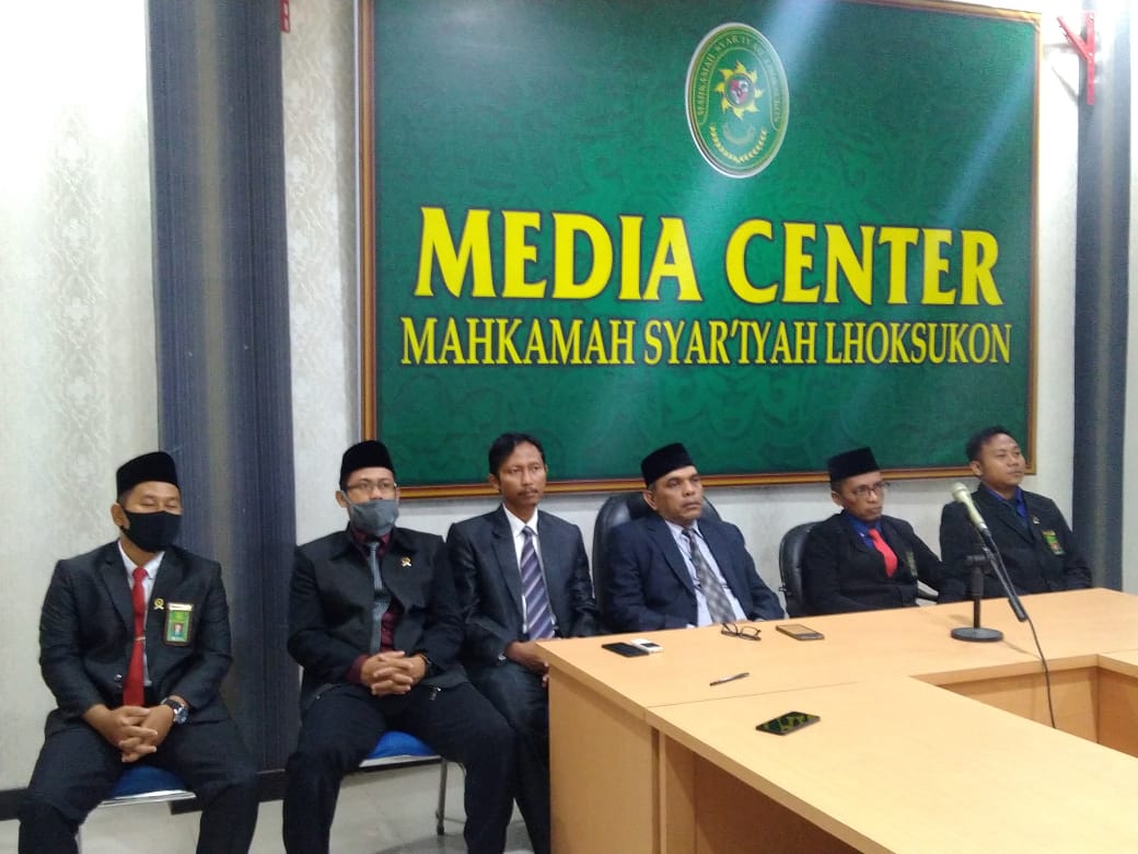 Ketua dan Hakim MS Lhoksukon mengikuti Seminar Nasional Mengenai Ekonomi Syariah